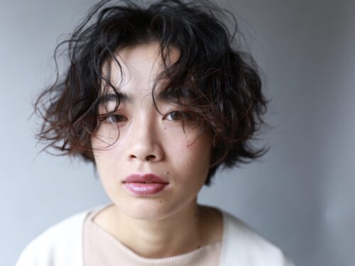 動きのあるカーリーヘアで雰囲気を楽しむ。